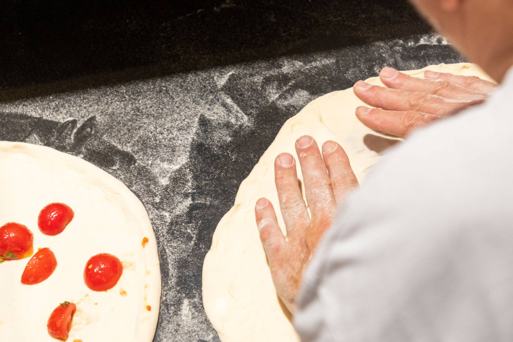 da-rosa-pizzeria-cantu-provincia-como-stendere-pizza